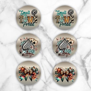 Peut inclure: Six dessous de verre ronds avec différents motifs. Deux dessous de verre indiquent "Small Town Proud" avec un graphique de moulin à vent. Deux présentent un carreau en damier avec des cartes à jouer. Les deux derniers ont un nœud léopard.