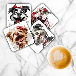 Pode incluir: Um conjunto de quatro porta-copos quadrados com ilustrações coloridas de cães. Um mostra um cão preto e branco com um laço vermelho, outro um cão com flores vermelhas, um terceiro um cão castanho com uma flor vermelha e o último um cão preto e branco com uma gravata borboleta vermelha.