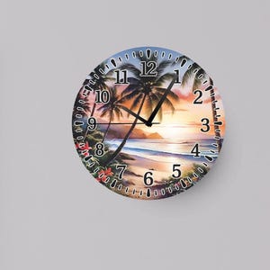 Könnte beinhalten: Eine runde Wanduhr mit einer tropischen Strandszene bei Sonnenuntergang, inklusive Palmen, Meereswellen und Sand. Das Zifferblatt zeigt schwarze arabische Ziffern von 1 bis 12 und hat zwei schwarze Zeiger vor einem farbenfrohen Hintergrund.