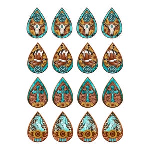 Könnte beinhalten: Eine Sammlung tropfenförmiger Ohrringe mit Western-Motiven. Designs umfassen einen Bullenschädel, Cowboy-Stiefel, ein Kreuz und ein Pferd, vor türkisfarbenen, Sonnenblumen- und Leopardenmuster-Hintergründen. Die Ohrringe sind wahrscheinlich aus leichtem Material.