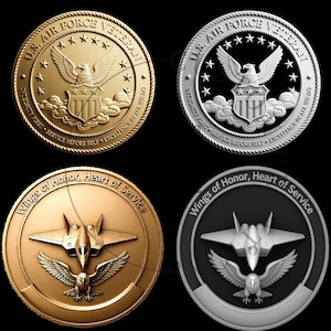 Puede incluir: Cuatro medallones circulares. Dos medallones dorados presentan un águila, estrellas y el texto: "U.S. AIR FORCE VETERAN" y "INTEGRITY FIRST SERVICE BEFORE SELF EXCELLENCE IN ALL WE DO." Los otros dos medallones son plateados y bronce, con un diseño de avión y águila, y el texto "Wings of Honor, Heart of Service."
