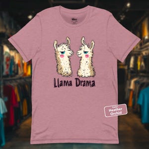 Llama Drama T-Shirt, lustiges Snarky Llama T-Shirt, schrulliges Tier Humor Shirt, klatschende Llamas Shirt, spielerische Haltung Grafik T-Shirt