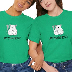 Meowmaste Cat Yoga T-Shirt – Cute Meditating Kitty Tee – Funny Mindfulness Shirt – Zen Cat Lover Gift – Yoga Pun Shirt