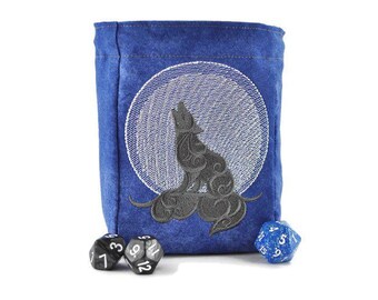 Puede incluir: Bolsa de dados azul con un lobo aullando a la luna bordado en la parte delantera. La bolsa está hecha de un tejido suave y afelpado. Hay cuatro dados delante de la bolsa, tres negros y uno azul.