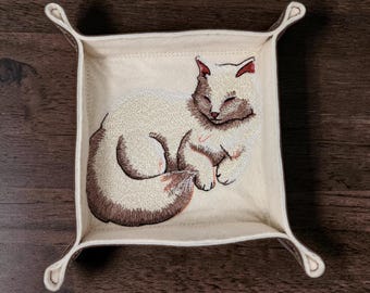 Plateau de dés pelucheux chat blanc, dnd, TTRPG, jeu de rôle
