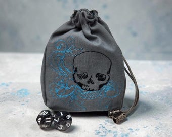 Würfelbeutel mit Totenkopf- und Schnörkelmotiv, Standfußdesign, TTRPG
