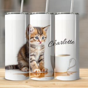 Benutzerdefinierte Kätzchen Becher, niedliche Katze Becher, personalisiertes Geschenk, Kätzchen mit Kaffeetasse, Haustier-Liebhaber Geschenk, Text Becher hinzufügen