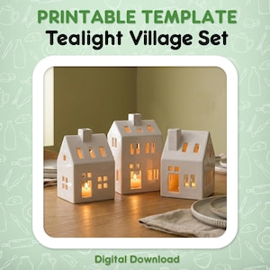 Peut inclure: Un ensemble de trois bougeoirs chauffe-plat en céramique blanche en forme de maison avec des fenêtres et des portes découpées, chacun éclairé de l'intérieur par une petite flamme. Le texte PRINTABLE TEMPLATE Tealight Village Set et Digital Download est visible.