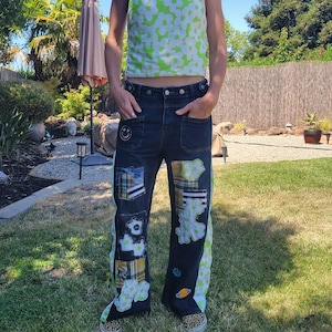 French Accession Handgefertigte Patchwork Jeans und Oberteil mit kleinem Muster.
