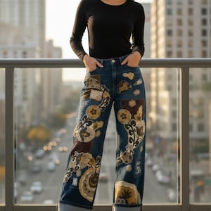 Vintage-geïnspireerde geüpcycled patchwork denim broek met wijde pijpen. Maat 6(28)