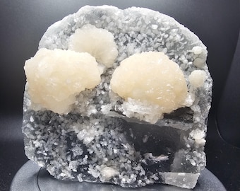 Stellerite with clear heulendite on chalcedony