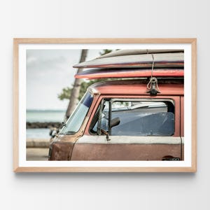Impresión de tablas de surf y furgonetas, surf en Hawái, fotografía de playa de surf, arte de pared de playa boho, decoración moderna para el hogar, arte de pared de surf, póster de tablas de surf para furgonetas camper
