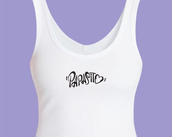 Camiseta sin mangas corta bordada “PAPASITO” de Karol G