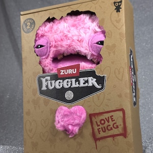 Op de afbeelding: Een witte keramische mok met een zwart handvat en de tekst "But First, Coffee" in een zwarte, vette letter. De mok staat op een wit oppervlak.