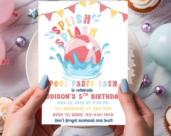 Puede incluir: Una invitación colorida para una fiesta en la piscina con el texto "Splish Splash Pool Party Bash para celebrar el 5º cumpleaños de Odison" y una ilustración de dibujos animados de una pelota de playa salpicando en el agua.
