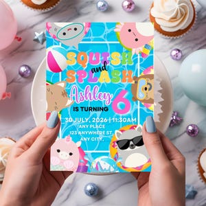 以下が含まれることがあります： 青い背景に「Squish and Splash」と「Ashley is turning 6」の文字が入った誕生日パーティーの招待状。招待状には漫画の動物とビーチボールが描かれています。日付と時間も含まれています。