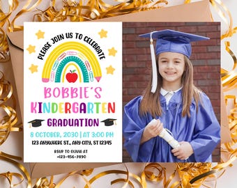 Pode incluir: Um convite colorido para uma festa de formatura do jardim de infância. O convite apresenta um arco-íris com um lápis, uma régua e uma maçã. O texto diz "Por favor, junte-se a nós para celebrar a formatura do jardim de infância de Bobbie" e inclui a data, a hora e o local do evento.