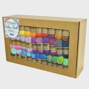Könnte beinhalten: Ein rechteckiger Pappkarton mit einer Sammlung kleiner Garnknäuel in verschiedenen Farben. Der Karton hat ein Sichtfenster aus Kunststoff und ein Etikett mit der Aufschrift Scheepjes Colour Pack 109 x Cahlista 15g. Jedes Knäuel hat eine Banderole.
