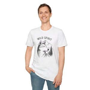 Camiseta unisex estilo suave Wild Spirit / Camiseta para amantes de la naturaleza, camiseta con estampado de lobo, regalo para aventureros, ropa de camping, entusiastas de la naturaleza [...]