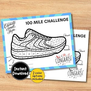 Op de afbeelding: Twee witte papieren prints met een blauwe rand. De bovenste print leest "100 MILE CHALLENGE" boven een schoenvormige afbeelding met nummers. De onderste print leest "CONGRATS!" en "Start!" en "Finish!". Een zwarte cirkel leest "Direct downloaden".