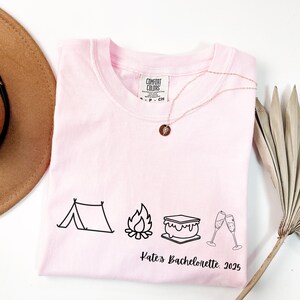 Komfortfarben Einfaches Bachelorette T-Shirt, Benutzerdefinierte Bachelorette Shirt, Camping Bachelorette, Mädchen Reise, Wandern Brautparty Geschenke