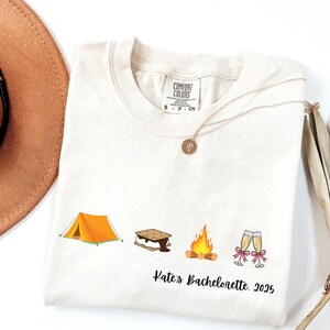 Komfortfarben Bachelorette T-Shirt, individuelles Bachelorette Shirt, Camping Bachelorette, Mädchen Reise, Wandern Brautparty Geschenke