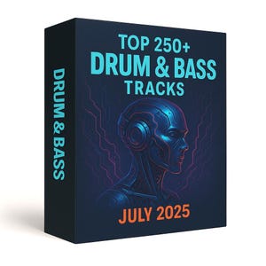 Op de afbeelding: Zwarte doos met de tekst "TOP 250+ DRUM & BASS TRACKS" in turquoise en wit. De doos heeft een futuristische illustratie van een persoon met een robotachtig hoofd. De tekst "JULY 2025" is oranje.