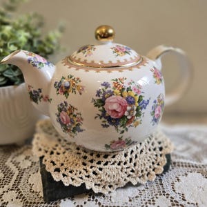 Royal Albert Lady Carlyle Teapot – Fine China – 2002 Classic Collection