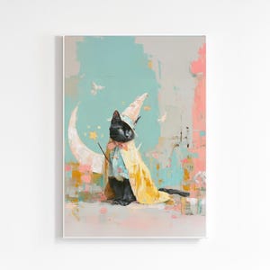 以下が含まれることがあります： 魔法使いの格好をした黒猫の気まぐれな絵。尖った帽子と黄色のマントを着ています。猫は三日月の上に座っており、魔法の杖を持っています。星と鳥がいるパステルカラーの背景です。魅力的でファンタジーをテーマにしたアートワークです。