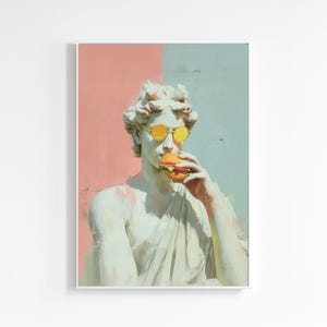 以下が含まれることがあります： 黄色いサングラスをかけ、ハンバーガーを食べている古典的な像が描かれたプリント。背景はピンクとティールに分かれています。像は白で薄いタン色をしており、ハンバーガーはオレンジと緑色です。