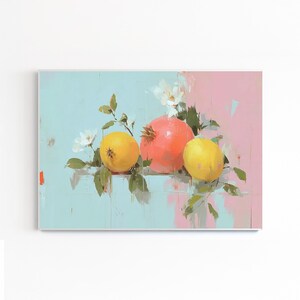 以下が含まれることがあります： ザクロと2つのレモンを描いた静物画。果物は、緑の葉と白い花がコントラストを加える、水色とピンクの色合いの背景に配置されています。このアートワークは、テクスチャのある絵画的なスタイルです。