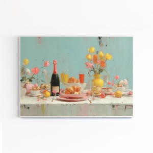 以下が含まれることがあります： 食事のためにテーブルがセットされた静物画。シャンパンのボトル、ジュースのグラス、クロワッサン、お皿がテーブルに並んでいます。花瓶に入った色とりどりの花と、小さなボウルに入った食べ物がシーンを完成させています。背景は水色です。