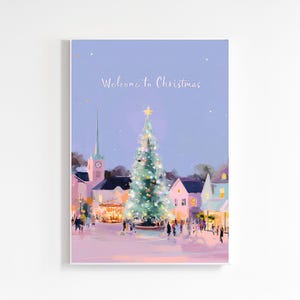 以下が含まれることがあります： クリスマスをテーマにしたアートプリント。装飾されたクリスマスツリーのある町の広場が描かれています。青、ピンク、黄色のソフトな色使いです。「Welcome to Christmas」の文字が上部にあります。