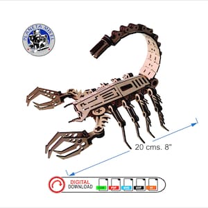 Peut inclure: Un modèle de scorpion en bois, d'environ 20 cm de long, avec des pattes articulées et une queue incurvée. Le modèle est en bois clair et présente des motifs détaillés découpés au laser. L'image comprend un logo et le texte "TÉLÉCHARGEMENT NUMÉRIQUE".