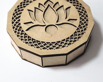 Puede incluir: Caja de madera octogonal cortada con láser. La tapa presenta un diseño detallado de flor de loto en el centro, rodeado por un intrincado patrón de celosía. La caja está hecha de madera marrón claro.
