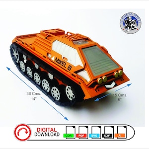 Peut inclure: Un char d'assaut jouet orange avec des chenilles noires et des roues blanches. Le modèle mesure 36 cm de long et 15 cm de large. Le texte "MIKEL 8" est visible sur le côté. L'image comprend également le texte "DIGITAL DOWNLOAD".