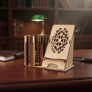 Peut inclure: Un ensemble de bureau en bois comprenant un support de téléphone avec un motif découpé décoratif et un porte-stylo. L'ensemble est en bois brun clair et repose sur un bureau en bois foncé. Un stylo est posé sur le bureau.