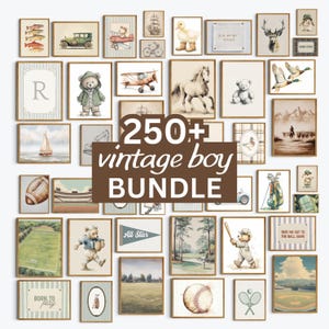 Op de afbeelding: Een verzameling ingelijste vintage kunstprints, met illustraties van dieren, sporten, voertuigen en landschappen. De centrale tekst luidt "250+ vintage boy BUNDLE". De prints zijn in verschillende formaten en stijlen, met een neutraal kleurenpalet.