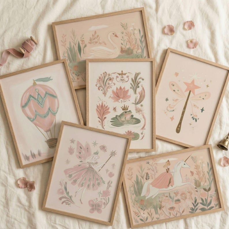 Puede incluir: Una colecci&oacute;n de l&aacute;minas art&iacute;sticas enmarcadas con tem&aacute;tica de cuento de hadas. Las l&aacute;minas presentan ilustraciones de un cisne, un globo aerost&aacute;tico, un hada, una rana, una varita m&aacute;gica y un unicornio. La paleta de colores incluye rosas suaves, verdes y tonos beige, con marcos de madera.