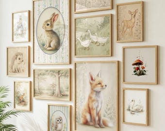 Puede incluir: Una colección de láminas artísticas enmarcadas con animales del bosque y escenas de la naturaleza. Las láminas incluyen un conejo, un zorro, un ciervo, un búho, setas y gansos. Los marcos son de color marrón claro y la obra de arte tiene un estilo vintage de acuarela.