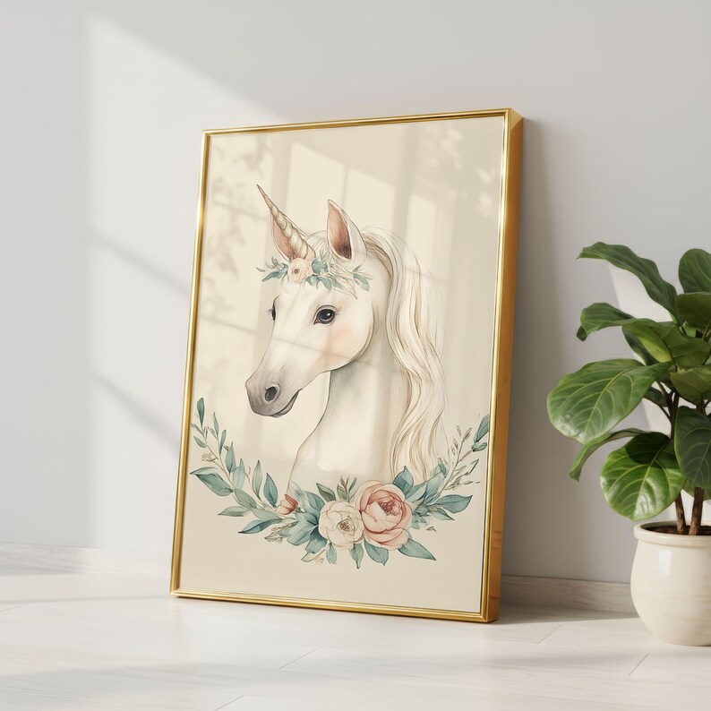 Puede incluir: Una impresi&oacute;n en acuarela enmarcada de un unicornio. El unicornio tiene un pelaje blanco, un cuerno dorado y una corona floral. La obra de arte est&aacute; enmarcada en un marco dorado y presenta una corona de flores y vegetaci&oacute;n alrededor del cuello del unicornio.