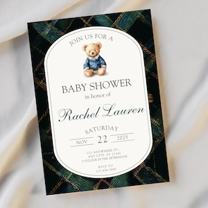 Puede incluir: Invitación a un baby shower con una ilustración de oso de peluche en acuarela. La invitación incluye el texto "Baby Shower" y detalles para Rachel Lauren, incluyendo la fecha, hora e información de RSVP. El fondo tiene un patrón de cuadros verde oscuro.