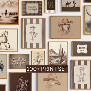 Pode incluir: Uma coleção de quadros de parede com temas do oeste em tons de sépia e castanho. As impressões incluem ilustrações de cowboys, cavalos, gado, catos, um ganso e um cão com chapéu de cowboy, e os textos Long Live Cowboys, Giddy up e Rodeo Admit One.