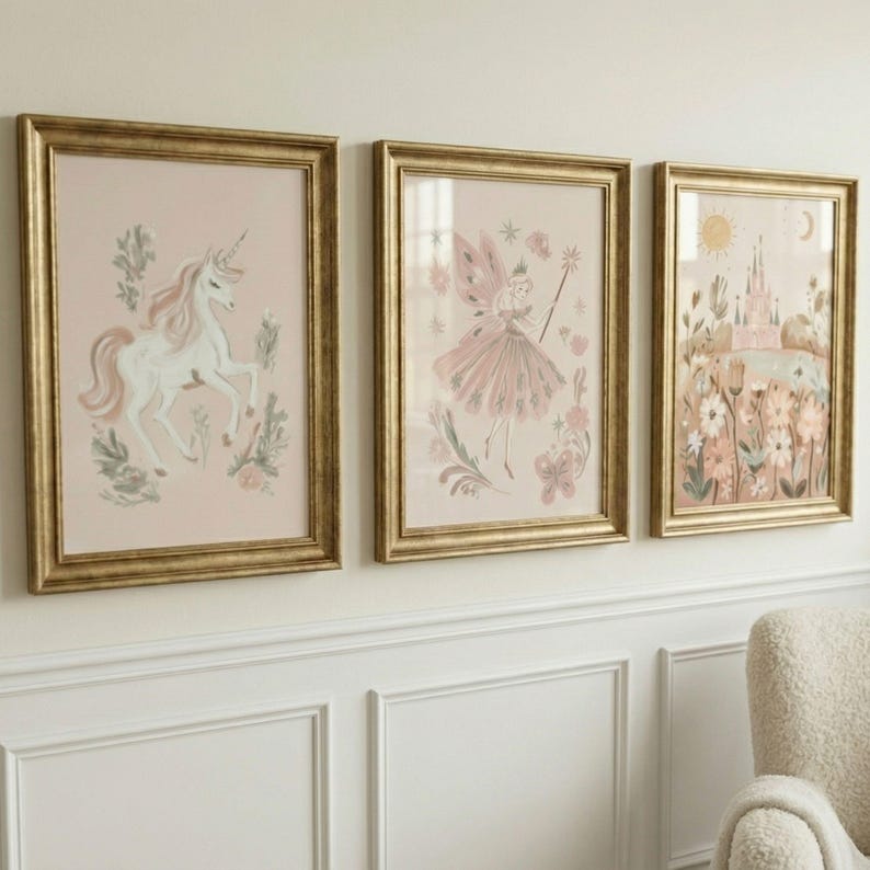 Puede incluir: Conjunto de tres l&aacute;minas art&iacute;sticas enmarcadas con marcos dorados. Las l&aacute;minas presentan ilustraciones caprichosas de un unicornio, un hada y un castillo, todo en tonos rosas y pastel. La obra de arte est&aacute; dise&ntilde;ada para una habitaci&oacute;n infantil.