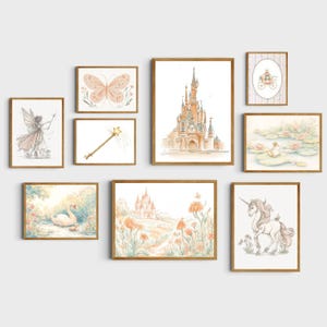 Puede incluir: Una colecci&oacute;n de l&aacute;minas art&iacute;sticas en acuarela enmarcadas con temas de cuentos de hadas. Las l&aacute;minas incluyen un castillo, un hada, una mariposa, un unicornio, un cisne, una varita m&aacute;gica, un carruaje y una rana sobre nen&uacute;fares. La paleta de colores es suave y pastel.