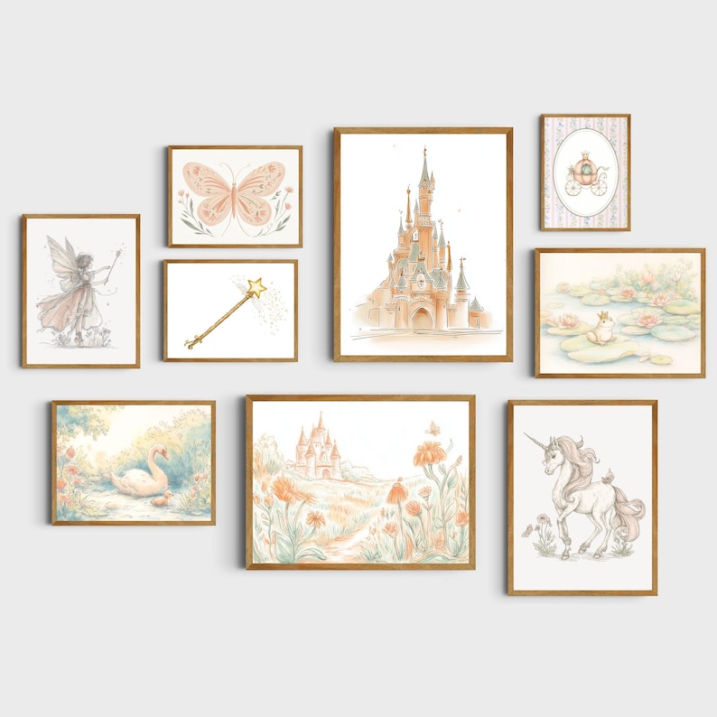 Puede incluir: Una colecci&oacute;n de l&aacute;minas art&iacute;sticas en acuarela enmarcadas con temas de cuentos de hadas. Las l&aacute;minas incluyen un castillo, un hada, una mariposa, un unicornio, un cisne, una varita m&aacute;gica, un carruaje y una rana sobre nen&uacute;fares. La paleta de colores es suave y pastel.