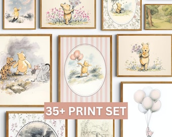 Puede incluir: Una colección de láminas artísticas enmarcadas con ilustraciones de Winnie the Pooh y sus amigos. Las láminas muestran escenas con Pooh, Piglet, Tigger y Eeyore, con colores suaves y diseños caprichosos. Se muestra el texto "35+ PRINT SET".