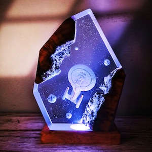 Luminária de resina USS Enterprise-D (NCC-1701-D), decoração de arte em resina para casa, decoração de luminária, presente para pai, luz noturna personalizada, luz noturna personalizada, arte em resina.
