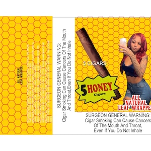 Puede incluir: Un paquete con un patrón de panal amarillo y el texto "ALL NATURAL LEAF WRAPPER". El paquete presenta a una mujer sosteniendo un vaso y un cigarro. También es visible el texto "5 HONEY CIGARS".