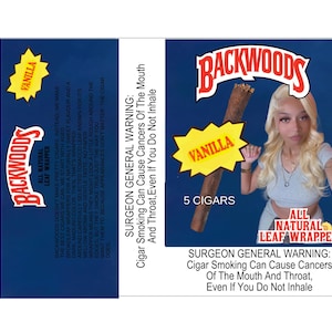Puede incluir: Un paquete de cigarros Backwoods Vanilla con una mujer sosteniendo un cigarro en su mano. El paquete es azul y presenta el texto "Backwoods" y "All Natural Leaf Wrapper". El texto "Vanilla" también aparece en el paquete y el cigarro.